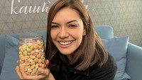 Biskuit gemrose ternyata jadi camilan favorit Najwa saat lebaran tiba. Ia banyak menyrtok biskuit gemrose. Foto: Instagram @najwashihab