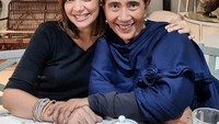 Najwa Shihab dekat dengan beberapa politisi. Salah satunya dengan Susi Pudjiastuti sang mantan Menteri Kelautan dan Perikanan. Ini momen manisnya saat minum teh bareng. Foto: Instagram @najwashihab