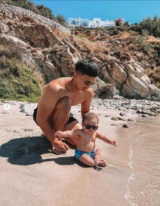 Melalui akun Instagramnya, Indra Priawan membagikan momen saat dirinya dan Nikita Willy menemani sang anak bermain di pantai. “Issa’s first beach experience,” tulis keterangan unggahan tersebut. Foto: Instagram/@indpriw