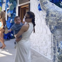 Selama di Yunani Nikita Willy tampak mengurus sang anak sendirian tanpa bantuan pengasuh. Seperti yang diketahui, sejak melahirkan baby Izz, Nikita Willy memang lebih memilih untuk tak menggunakan jasa suster pengasuh untuk anaknya. Foto: Instagram/@nikitawillyofficial