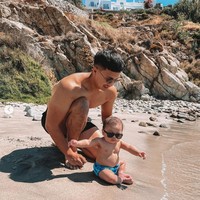 Melalui akun Instagramnya, Indra Priawan membagikan momen saat dirinya dan Nikita Willy menemani sang anak bermain di pantai. “Issa’s first beach experience,” tulis keterangan unggahan tersebut. Foto: Instagram/@indpriw