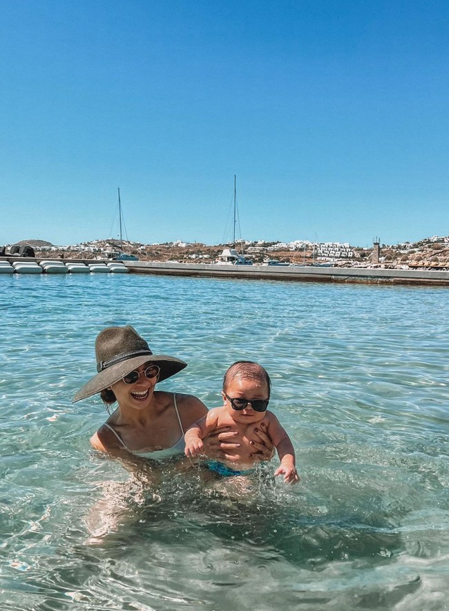 Dalam foto terlihat Nikita dan Indra secara bergantian menjaga dan mengajak baby Izz bermain di pantai. Jika Indra sebelumnya tampak mengajak baby Izz bermain pasir pantai, kini giliran Nikita Willy yang mengajak baby Izz berenang di pantai. Foto: Instagram/@indpriw