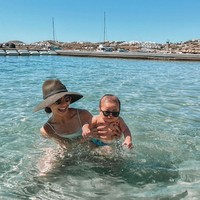 Dalam foto terlihat Nikita dan Indra secara bergantian menjaga dan mengajak baby Izz bermain di pantai. Jika Indra sebelumnya tampak mengajak baby Izz bermain pasir pantai, kini giliran Nikita Willy yang mengajak baby Izz berenang di pantai. Foto: Instagram/@indpriw