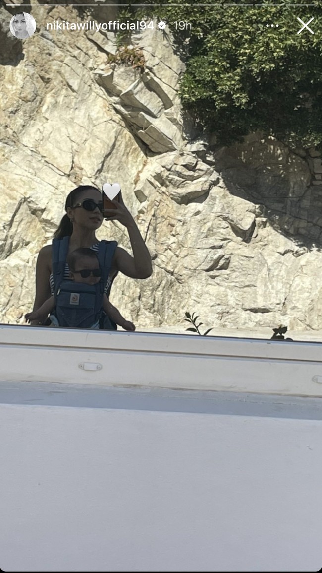 Melalui akun Instagramnya pasutri Nikita Willy dan Indra Priawan tampak membagikan momen ketika mereka berlibur ke Yunani. Keduanya tampak mengajak serta sang buah hati, baby Izz. Sebelumnya melalui salah satu video di YouTube-nya, Nikita pernah menjelaskan jika baby Izz alergi dengan udara di Jakarta yang kotor, sampai sempat batuk-batuk. Waktu itu di LA udara air quality-nya kan bagus ya, dan disini waktu itu sempat agak buruk air quality-nya, jadi dia sempat batuk-batuk. Kita pikir ‘Kenapa nih dia batuk-batuk?’, ternyata dia batuk-batuk itu karena alergi dengan udara yang kotor, ungkap Nikita. Foto: Instagram/@nikitawillyofficial