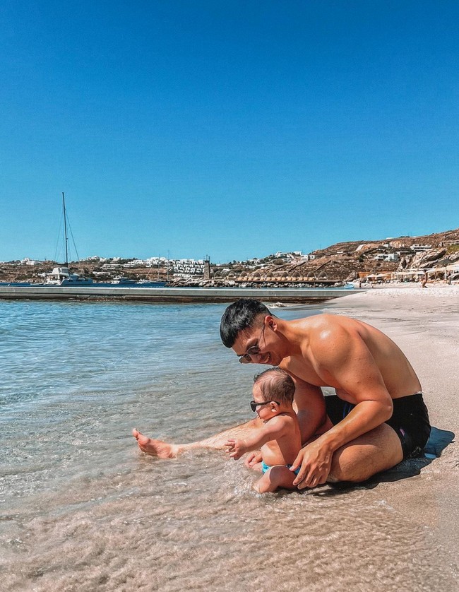 Selama berlibur di Yunani, Nikita, Indra, dan baby Izz tampak mengunjungi berbagai tempat wisata di sana, salah satunya pantai. Rupanya main di pantai menjadi momen perdana bagi baby Izz. Foto: Instagram/@indpriw