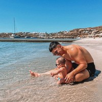 Selama berlibur di Yunani, Nikita, Indra, dan baby Izz tampak mengunjungi berbagai tempat wisata di sana, salah satunya pantai. Rupanya main di pantai menjadi momen perdana bagi baby Izz. Foto: Instagram/@indpriw
