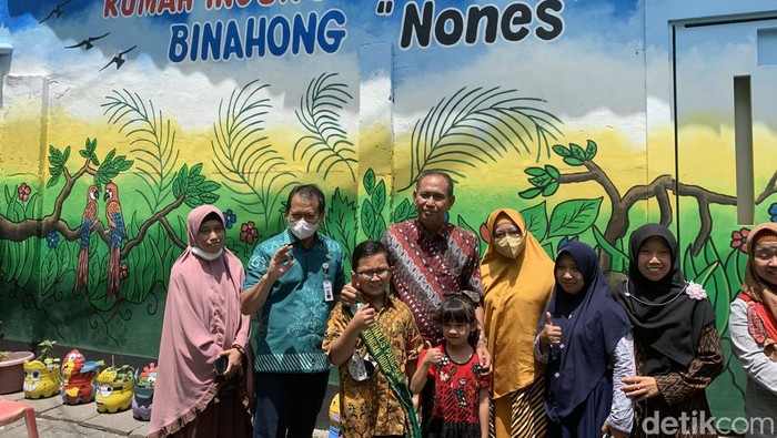 Nones, siswa SD yang kreatif di Surabaya