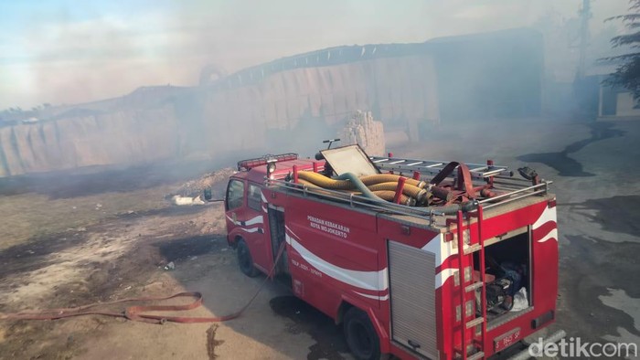 pabrik penggilingan tongkol jagung di mojokerto terbakar