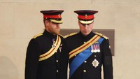 Ini momen saat Pangeran Harry memakai seragam militer Blue Royals No 1, sama seperti saudara laki-lakinya.  Foto: Getty Images/Chris Jackson