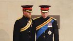 Momen Pangeran Harry Pakai Seragam Militer Lagi