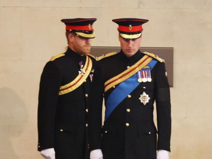 LONDON, ENGLAND - SEPTEMBER 17: Prince Harry, Duke of Sussex arrives to hold a vigil in honour of Queen Elizabeth II at Westminster Hall on September 17, 2022 in London, England. Queen Elizabeth II's grandchildren mount a family vigil over her coffin lying in state in Westminster Hall. Queen Elizabeth II died at Balmoral Castle in Scotland on September 8, 2022, and is succeeded by her eldest son, King Charles III. (Photo by Chris Jackson/Getty Images)