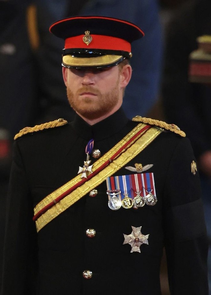 Pangeran Harry Pakai Seragam Militer Lagi LONDON, ENGLAND - SEPTEMBER 17: Prince Harry, Duke of Sussex arrives to hold a vigil in honour of Queen Elizabeth II at Westminster Hall on September 17, 2022 in London, England. Queen Elizabeth II's grandchildren mount a family vigil over her coffin lying in state in Westminster Hall. Queen Elizabeth II died at Balmoral Castle in Scotland on September 8, 2022, and is succeeded by her eldest son, King Charles III. (Photo by Chris Jackson/Getty Images)
