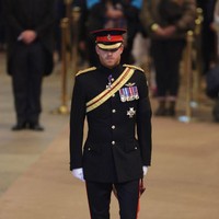 Pangeran Harry sebelumnya tidak bisa memakai seragam militernya karena sudah melepas gelar kebangsawanannya kini mendapatkan izin khusus dari sang ayah Raja Charles III. Adik Pangeran William itu boleh mengenakan seragam militer saat ikut menjadi penjaga peti mati Ratu Elizabeth II di Westminster Hall, London.  Foto: Chris Jackson, Yui Mok, Ian Vogler-WPA Pool/Getty Images