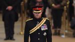 Potret Pangeran Harry Berseragam Militer Jaga Peti Ratu Elizabeth II