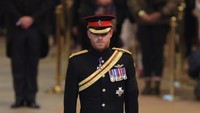 Kemudian, atas perintah ayahnya, Raja Charles III, Pangeran Harry diperbolehkan kembali memakai seragam militer saat menjaga peti jenazah Ratu Elizabeth II. Foto: Getty Images/Chris Jackson