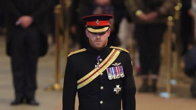 Momen Pangeran Harry Pakai Seragam Militer Lagi