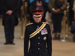 Kemudian, atas perintah ayahnya, Raja Charles III, Pangeran Harry diperbolehkan kembali memakai seragam militer saat menjaga peti jenazah Ratu Elizabeth II. Foto: Getty Images/Chris Jackson