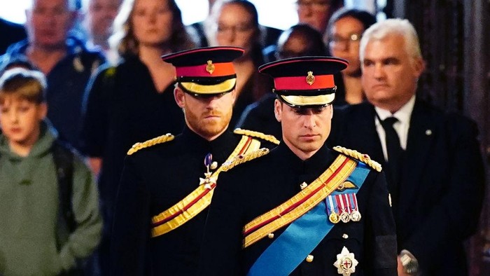 LONDON, ENGLAND - SEPTEMBER 17: Prince William, Prince of Wales, Prince Harry, Duke of Sussex, Princess Eugenie of York, Princess Beatrice of York, Peter Phillips, Zara Tindall, Lady Louise Windsor, James, Viscount Severn arrive to hold a vigil in honour of Queen Elizabeth II at Westminster Hall on September 17, 2022 in London, England. Queen Elizabeth IIs grandchildren mount a family vigil over her coffin lying in state in Westminster Hall. Queen Elizabeth II died at Balmoral Castle in Scotland on September 8, 2022, and is succeeded by her eldest son, King Charles III. (Photo by Yui Mok-WPA Pool/Getty Images)