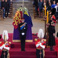Inilah momen delapan cucu Ratu Elizabeth II yang menjaga peti mati sang nenek saat para pelayat berdatangan ke Westminster Hall. Seperti dilansir AFP, Minggu (18/9/2022), delapan cucu sang ratu menjaga peti mati selama 15 menit di dalam Westminster Hall yang telah menampung puluhan ribu pelayat sejak mendiang ratu mulai terbaring. Foto: Getty Images/WPA Pool