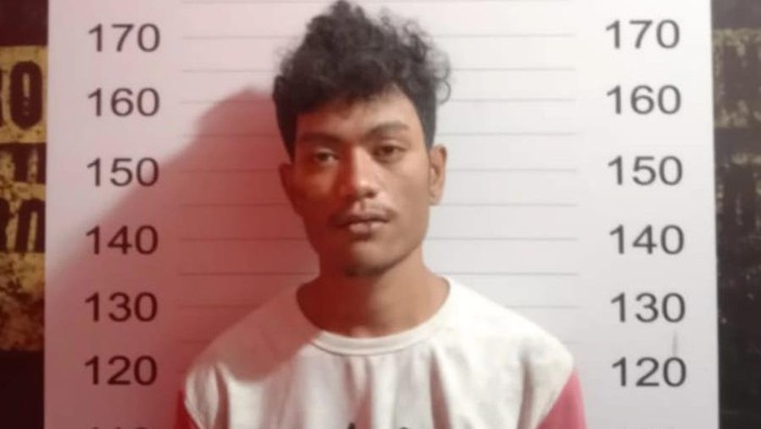 Pelaku pembusuran suporter PSM Makassar dan barang bukti diamankan di Polsek Biringkanaya, Makassar.