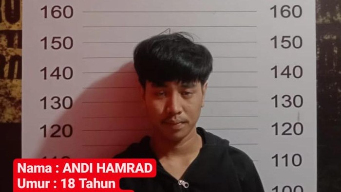 Pelaku pembusuran suporter PSM Makassar dan barang bukti diamankan di Polsek Biringkanaya, Makassar. Pelaku pembusuran suporter PSM Makassar dan barang bukti diamankan di Polsek Biringkanaya, Makassar.