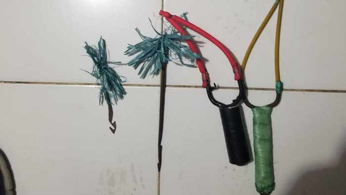 Pelaku pembusuran suporter PSM Makassar dan barang bukti diamankan di Polsek Biringkanaya, Makassar.