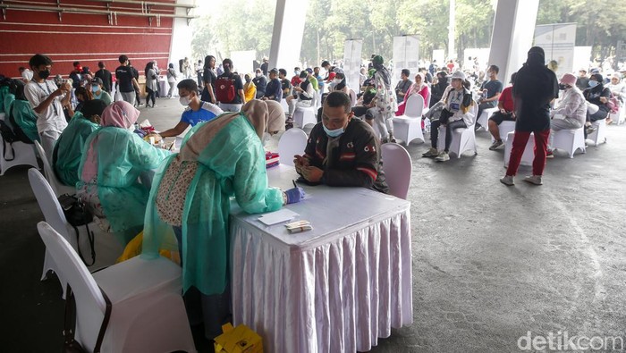Pemeriksaan Kesehatan Gratis Bagi Pengunjung GBK Pengunjung tengah melakukan cek kesehatan gratis yang diselenggarakan oleh The Indonesian International Education Foundation (IIEF) di kawasan Stadion Gelora Bung Karno, Jakarta, Minggu (18/9/2022). Kegiatan ini diselenggarkan dalam rangka memperingati 40 tahun IIEF di Indonesia. Pada acara ini masyarakat bisa langsung melakukan pengecekan kesehatan seperti cek gula darah, kolesterol, asam urat, tekanan darah dan berat Badan.