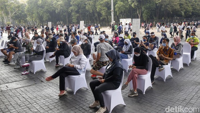 Pemeriksaan Kesehatan Gratis Bagi Pengunjung GBK Pengunjung tengah melakukan cek kesehatan gratis yang diselenggarakan oleh The Indonesian International Education Foundation (IIEF) di kawasan Stadion Gelora Bung Karno, Jakarta, Minggu (18/9/2022). Kegiatan ini diselenggarkan dalam rangka memperingati 40 tahun IIEF di Indonesia. Pada acara ini masyarakat bisa langsung melakukan pengecekan kesehatan seperti cek gula darah, kolesterol, asam urat, tekanan darah dan berat Badan.