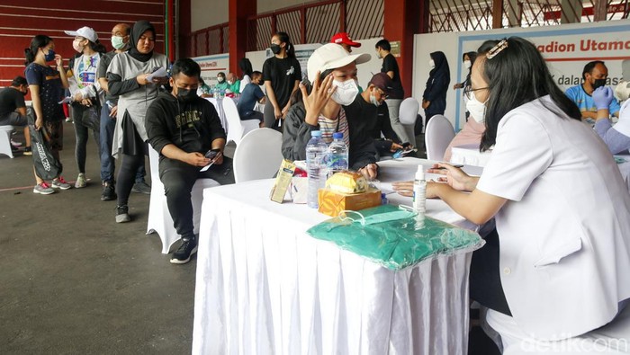 Pemeriksaan Kesehatan Gratis Bagi Pengunjung GBK Pengunjung tengah melakukan cek kesehatan gratis yang diselenggarakan oleh The Indonesian International Education Foundation (IIEF) di kawasan Stadion Gelora Bung Karno, Jakarta, Minggu (18/9/2022). Kegiatan ini diselenggarkan dalam rangka memperingati 40 tahun IIEF di Indonesia. Pada acara ini masyarakat bisa langsung melakukan pengecekan kesehatan seperti cek gula darah, kolesterol, asam urat, tekanan darah dan berat Badan.