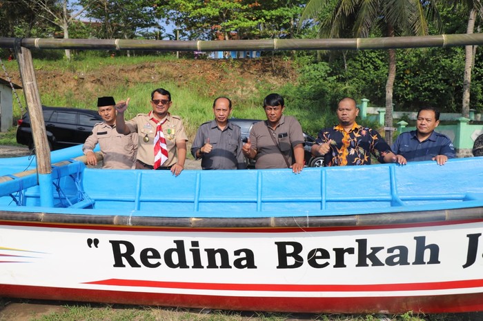Pemkab Serahkan Bantuan 7 Set Perahu Nelayan di Garut Selatan