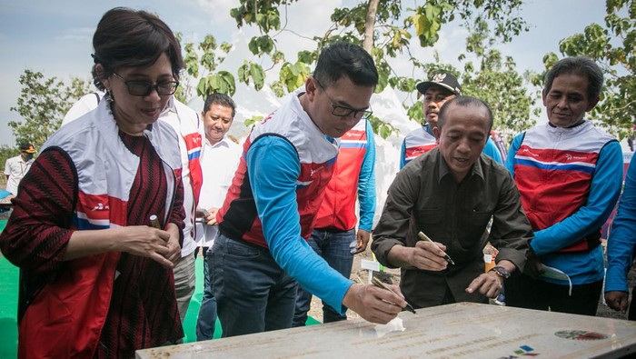 Direktur Sumber Daya Manusia PT Pertamina (Persero) Erry Sugiharto (tengah) dan Sekretaris Jenderal Kementerian Lingkungan Hidup dan Kehutanan (KLHK) Bambang Hendroyono (kanan) didampingi Rektor UGM Ova Emilia (kiri) melakukan penanaman pohon pada acara Peresmian Hutan Pertamina UGM di Kawasan Hutan Dengan Tujuan Khusus (KHDTK) Getas, Kradenan, Blora, Jawa Tengah, Minggu (18/9/2022). PT. Pertamina (Persero) bekerjasama dengan Universitas Gadjah Mada (UGM) melakukan konservasi hutan total luas lahan 10.867 hektare di Kabupaten Blora dan Ngawi dengan langkah pertama melakukan penanaman 272 ribu pohon di Desa Getas sebagai upaya konsevasi dan rehabilitasi ekosistem hutan. ANTARA FOTO/Mohammad Ayudha/nz
