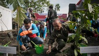 Direktur Sumber Daya Manusia PT Pertamina (Persero) Erry Sugiharto (kiri) bersama Sekretaris Jenderal Kementerian Lingkungan Hidup dan Kehutanan (KLHK) Bambang Hendroyono (kanan) melakukan penanaman pohon pada acara Peresmian Hutan Pertamina UGM di Kawasan Hutan Dengan Tujuan Khusus (KHDTK) Getas, Kradenan, Blora, Jawa Tengah, Minggu (18/9/2022).