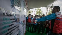 Turut hadir Presiden Direktur Pertamina Foundation Agus Mashud S. Asngari (kanan) bersama Direktur Sumber Daya Manusia PT Pertamina (Persero) Erry Sugiharto (kiri) memberikan penjelasan kepada tamu undangan mengenai Project Pertamina Lestari disela acara Peresmian Hutan Pertamina UGM di Kawasan Hutan Dengan Tujuan Khusus (KHDTK) Getas, Kradenan, Blora, Jawa Tengah.