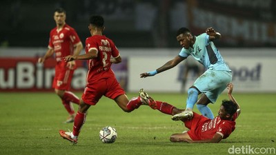 Persija vs Madura United Sama Kuat