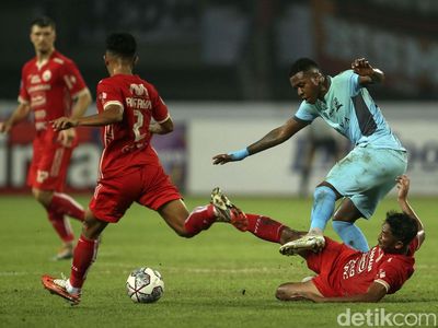 Persija vs Madura United Sama Kuat