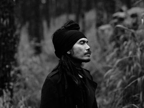 Pohon Tua, moniker dari Dadang SH Pranoto kembali merilis single terbarunya bertajuk Legam.