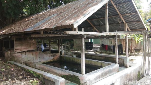 Masyarakat di Kabupaten Polewali Mandar (Polman), Sulawesi Barat (Sulbar) memiliki cerita tentang sumur yang dianggap ajaib karena airnya tidak pernah kering.