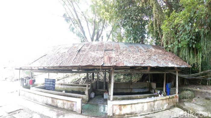 Masyarakat di Kabupaten Polewali Mandar (Polman), Sulawesi Barat (Sulbar) memiliki cerita tentang sumur yang dianggap ajaib karena airnya tidak pernah kering.