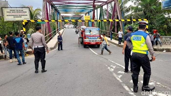 Porta pembatas ketinggian dipasang di Jembatan Baru Kota Banjar.