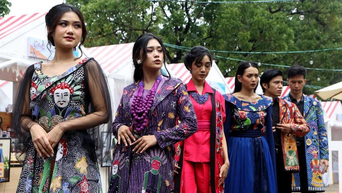 Pesta rakyat yang digelar di Jakarta Barat ini mampu menyihir masyarakat untuk bisa hadir dan berpartisipasi. Nggak percaya? Begini keseruannya Festival Sentra Primer Barat.