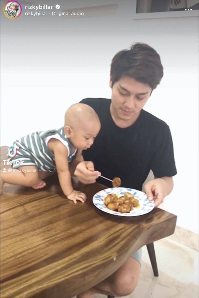 Potret Rizky Billar yang Makin Ganteng Saat Makan Bareng Keluarga
￼
