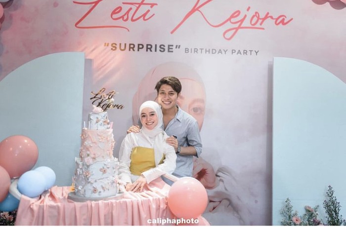 Potret Rizky Billar yang Makin Ganteng Saat Makan Bareng Keluarga οΏΌ Potret Rizky Billar yang Makin Ganteng Saat Makan Bareng Keluarga
οΏΌ