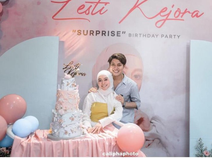 Potret Rizky Billar yang Makin Ganteng Saat Makan Bareng Keluarga
￼
