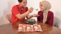 Suapi makan Lesti Kejora, jadi cara Rizky untuk tetap menjaga keromantisan dan keharmonisan rumah tangga mereka meski jadwal keduanya padat. Foto: Instagram: @rizkybillar