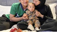 Nah kalau ini potret harmonis ketika Rizky merayakan hari ulang tahunnya dengan cake istimewa dari sang istri dan putranya saat mereka berada di Bangkok, Thailand. Foto: Instagram: @rizkybillar