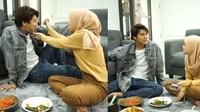 Ketika masih pacaran, Lesti dan Rizky sering masak bersama dan makan bersama di rumah Lesti agar mereka lebih akrab. Foto: Instagram: @rizkybillar