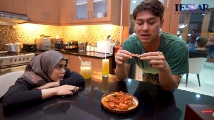 Potret Rizky Billar yang Makin Ganteng Saat Makan Bareng Keluarga  Potret Rizky Billar yang Makin Ganteng Saat Makan Bareng Keluarga
