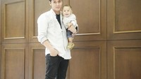 Menikah dengan Lesti Kejora dan dikaruniai satu buah hati. Kehidupan Rizky Billar semakin mulus dengan banyaknya bisnis dan cuan yang mengalir untuknya. Di Instagramnya banyak momen dirinya makan bareng keluarga. Foto: Instagram: @rizkybillar
