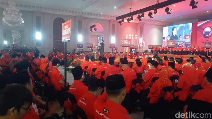 Puan Maharani beri arahan ke kader se-Jateng di Semarang, Minggu (18/9/2022).