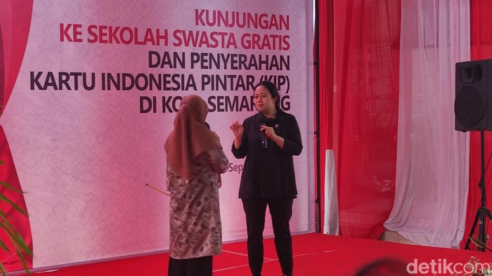 Ketua DPR RI Puan Maharani bertemu dengan kepala sekolah di Semarang, Minggu (18/9/2022).